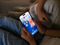 Flaquea el veto a las redes de los menores en Australia: la mayoría las sigue usando y el Gobierno amenaza a las empresas