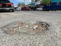 Mega bache afecta céntrico crucero en Sabinas
