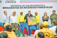 Entrega Javier equipo a brigadistas forestales