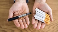 Los cigarrillos electrónicos con nicotina ayudan a dejar de fumar, concluye una reseña