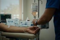 ¿Suero vitaminado? Lo que hay detrás del tratamiento que genera alerta