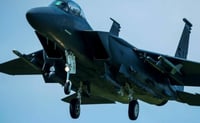 Reportan avión de combate de EU derribado en Irán