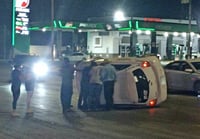 Taxi termina volcado tras perder el control en bulevar de Piedras Negras
