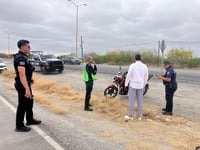 Cobrador de Banco Azteca sufre aparatosa caída en la carretera 30