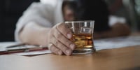 Probabilidades de fibrosis hepática avanzada con consumo excesivo de alcohol