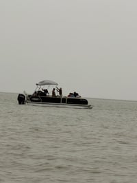 Pese a mal clima ingresan en lanchas a la presa Venustiano Carranza