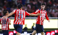 Chivas rescató de forma dramática el empate ante Pumas