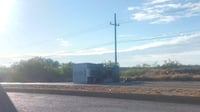 Aparatosa volcadura en bulevar República deja solo daños materiales