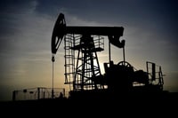 Crudo Brent y WTI repuntan por tensión en estrecho de Ormuz