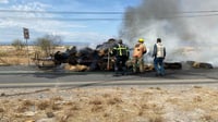 Arde tráiler con pacas de alfalfa en la carretera 30
