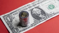 Tipo de cambio cierra en 17.7065 pesos por dólar este martes