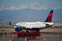 Delta aumenta tarifas de equipaje por alza en combustible aéreo