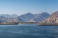 Irán mantiene control del estrecho de Ormuz y advierte a buques