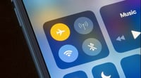 ¿Para qué sirve cargar tu celular en modo avión?