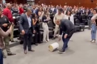Riña en San Lázaro: lanzan cubeta con chapopote en debate electoral