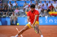 Alcaraz aplasta 6-3, 6-0 a Bublik y defiende su corona en el Principado