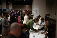 Hungría cierra urnas con participación récord en elección clave
