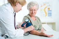 Envejecimiento e hipertensión: razones médicas por las que la presión arterial