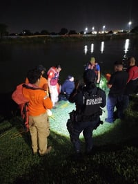 Rescatan a joven tras ser abandonada en pleno cauce del río Bravo