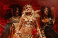 Karol G cierra Coachella 2026 con show de orgullo latino