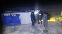 Coyote provoca volcadura de familia en la carretera 30