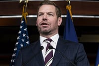 Eric Swalwell renuncia al Congreso de EU tras denuncias de agresión sexual