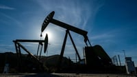 Precios del petróleo caen por posible acuerdo Irán-EEUU