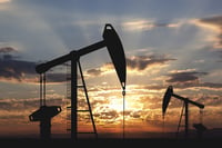 Petróleo cierra estable por tensión en estrecho de Ormuz