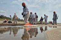Pemex destituye a tres funcionarios por derrame en el Golfo de México