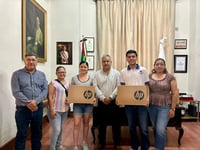 Reconoce Víctor Leija el talento estudiantil con entrega de computadoras