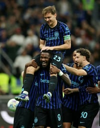 Inter derrota 3-0 a Cagliari y se acerca al título de la Serie A