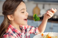 Un estudio indica que el estrés, el peso y las hormonas alteran el momento de la pubertad
