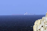 Irán cierra Ormuz y reportan ataque a petrolero en plena tensión