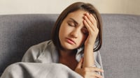 Por qué las mujeres se sienten más cansadas aunque duerman más que los hombres