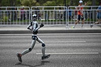 Robot humanoide chino gana medio maratón en Pekín con récord