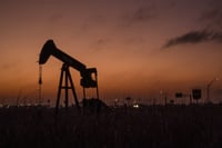 Petróleo sube más de 8% por tensión en Oriente Medio