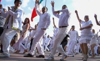 El Zócalo se llena de pasos y tradición; convierten la plaza en baile