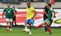 México vence 3-2 a Brasil en partido de leyendas en Azteca