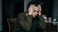 Señales físicas del estrés que aparecen antes de un colapso emocional