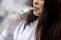 Fumar y vapear marihuana aumenta el riesgo de ataques de asma entre adultos jóvenes