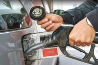 Gobierno y gasolineros acuerdan fijar diésel en 28 pesos por litro