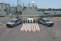 Aseguran embarcación con 103 bidones de combustible en costas de Michoacán; hay tres detenidos