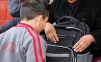Operativos mochila dan resultados; piden revisión en casa