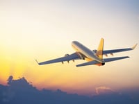 Acciones de aerolíneas retroceden por alza en combustible global