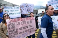 Médicos y pacientes protestan por crisis del sistema de salud en Ecuador