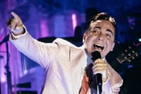 Cristian Castro termina la preparatoria y planea entrar a la universidad