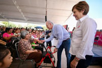 Román Alberto Cepeda entrega aparatos ortopédicos a través del programa De Ruedas Corazón