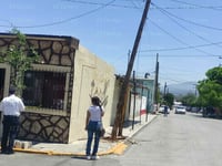 Choque contra poste deja daños materiales en Praderas del Sur
