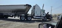 Accidente con tráiler provoca tráfico lento en carretera 57