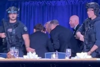 Trump es evacuado tras disparos en cena de corresponsales; atacante es detenido